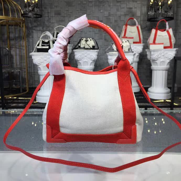 BALENCIAG巴黎世家 購物包️定制帆布配油蠟皮 簡單寬闊 購物包推薦款 包側可通過紐扣收納  BL1139